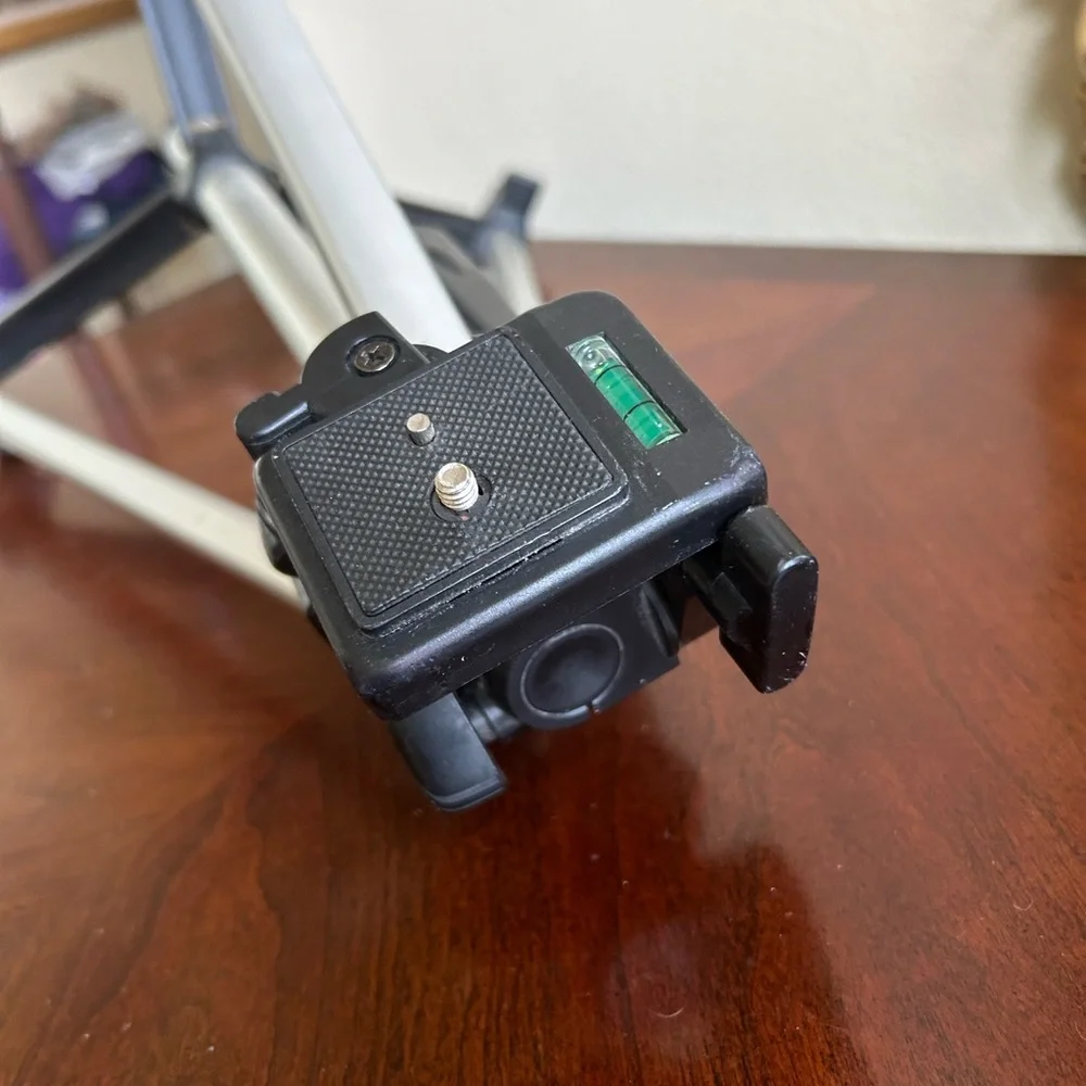 Maxell camera tripod with extendable legs